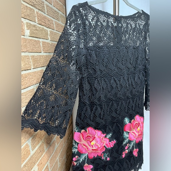 Tahari Black Crochet Lace w/Rose Applique Embroidered Shift Dress 4 Retail$158 - Picture 1 of 10